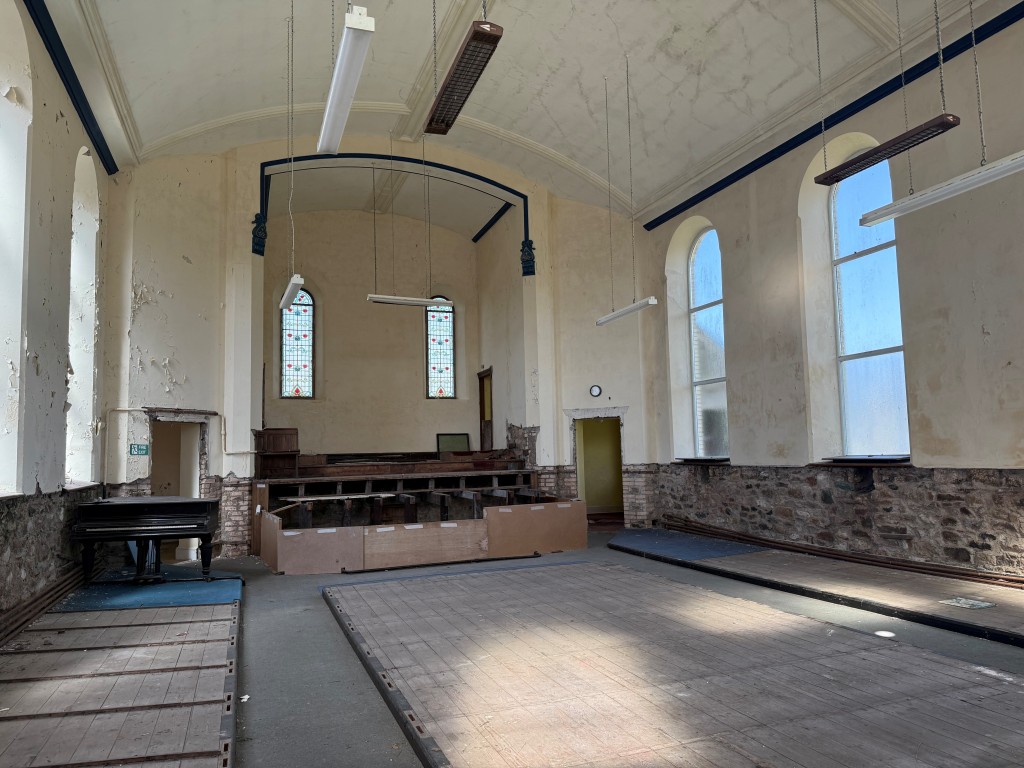 Lot: 133 - FORMER METHODIST CHURCH WITH PLANNING FOR RESIDENTIAL DEVELOPMENT - Internal photo taken towards pulpit